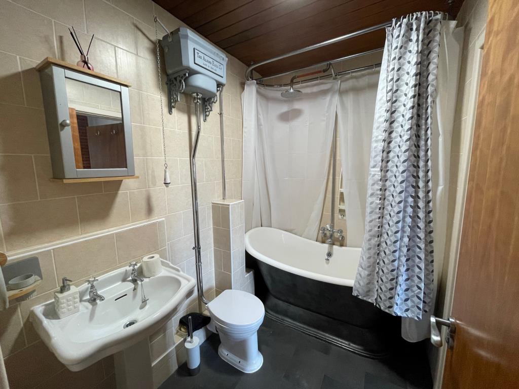Lot: 160 - THREE-BEDROOM DUPLEX PROPERTY IN CONVERTED MILL COMPLEX - bathroom